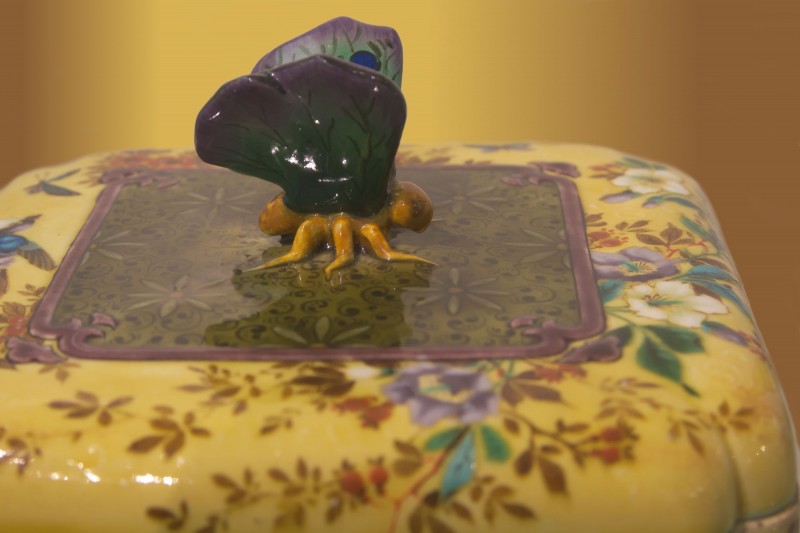 Théodore Deck, papillon sur boîte en céramique